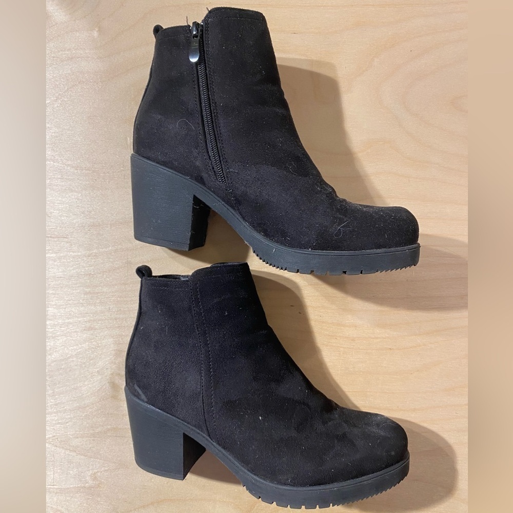 Dream Pairs Black Heeled Boots Size 10 (JC)